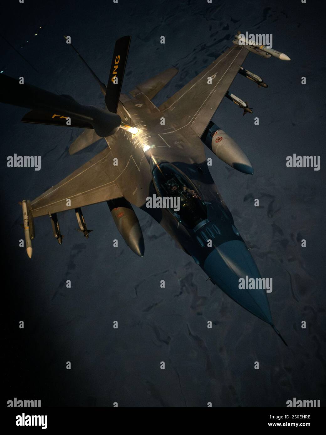 Ein Stratotanker der US Air Force KC-135 entlädt Treibstoff zu einem F-16-Kampffalken im US-Zentralkommando-Zuständigkeitsbereich, 17. Dezember 2024. Tankflugzeuge wie die KC-135 unterstützen alle Arten von US- und Koalitionsflugzeugen in der Region, um den Luftverkehr zu unterstützen. (Foto der US Air Force) Stockfoto