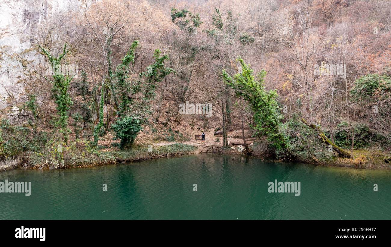Aus der Vogelperspektive auf den Matka-See mit einem Staudamm-Kraftwerk und dem Treska-Fluss in Skopje, Mazedonien Stockfoto