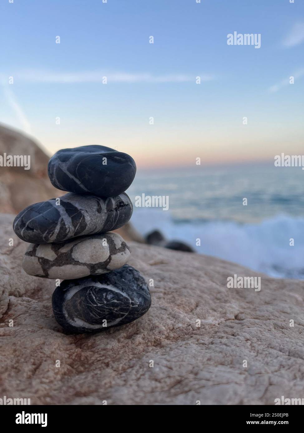 Ein Kieselstein am berühmten Rocky Beach von Nizza in Südfrankreich. Der Kieselstein wird von Wanderern verwendet, um zu zeigen, dass sie auf dem richtigen Kurs sind - Smartphone-aufgenommenes Stockfoto