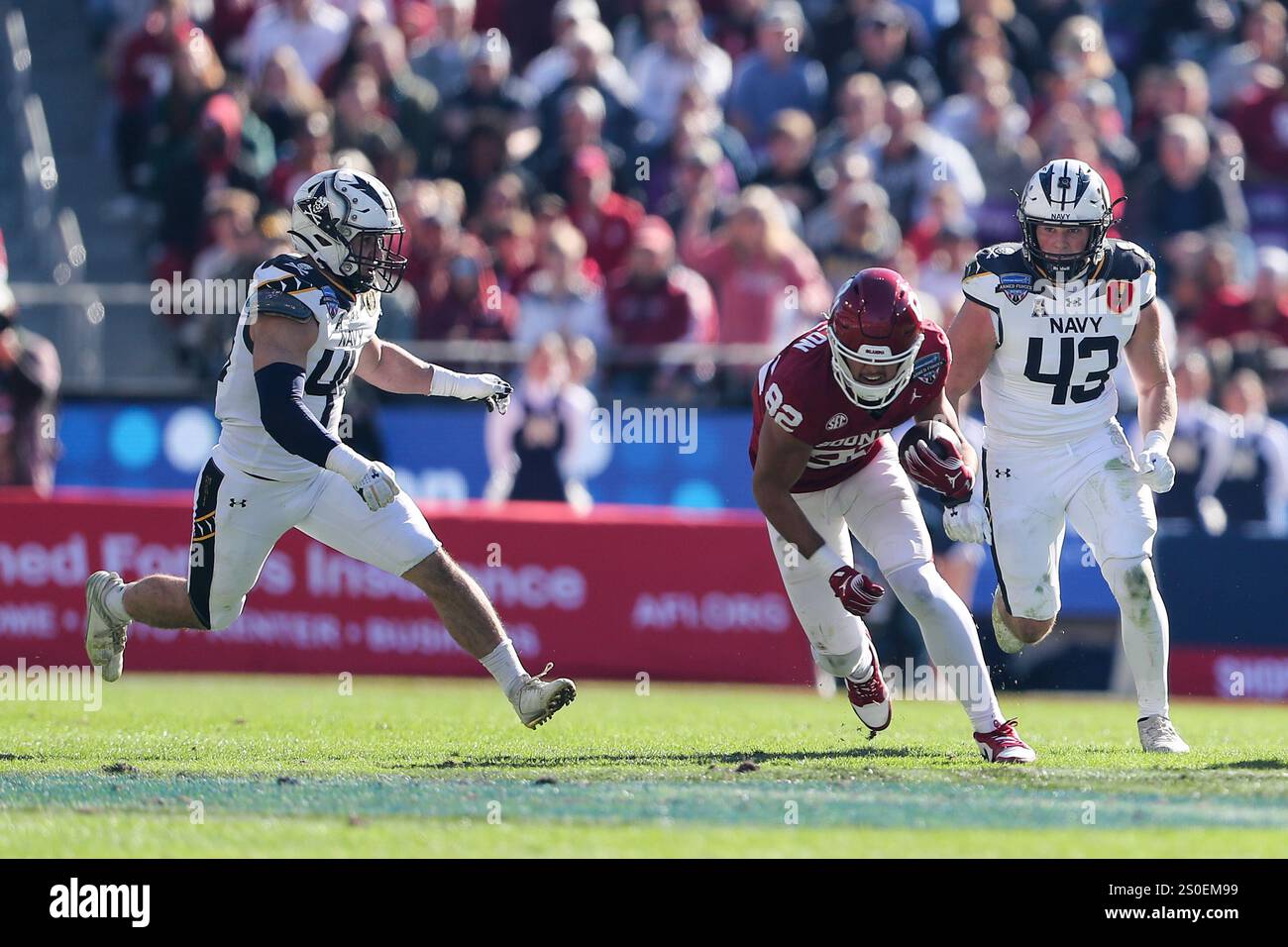 Fort Worth, Texas, USA. Dezember 2024. Die Navy-Verteidiger COLIN RAMOS (44) und KYLE JACOB (43) ziehen am Freitag im ersten Viertel des Armed Forces Bowl im Amon-Carter-Stadion in Fort Worth auf einen Angriff auf IVAN CARRRERON (82). (Kreditbild: © Brian McLean/ZUMA Press Wire) NUR REDAKTIONELLE VERWENDUNG! Nicht für kommerzielle ZWECKE! Quelle: ZUMA Press, Inc./Alamy Live News Stockfoto