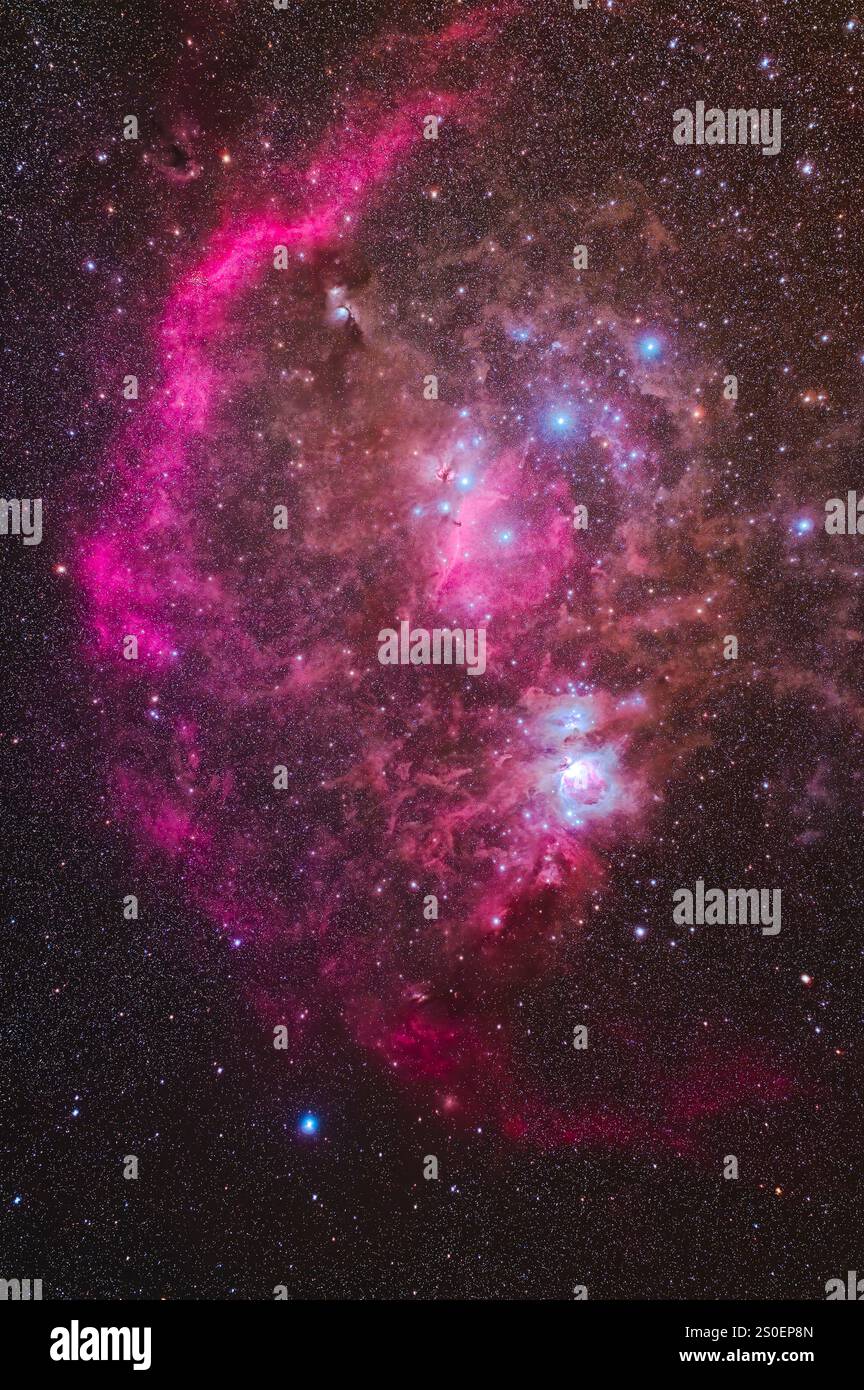 Helle Nebel und dunkle Staubwolken in und um den Gürtel und das Schwert des Orion. Stockfoto