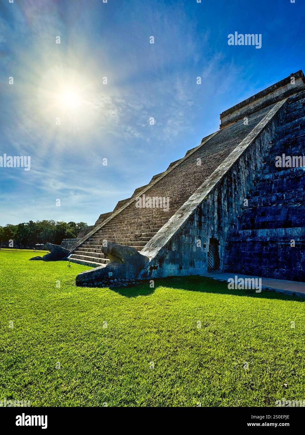 Maya-gefiederter Schlangengott Kukulcan, Schnitzereien auf der Treppe der berühmten Tempelpyramide, die während der Frühlings-Tagundnachtgleiche in Chichen Itza, Mexiko, absteigen Stockfoto