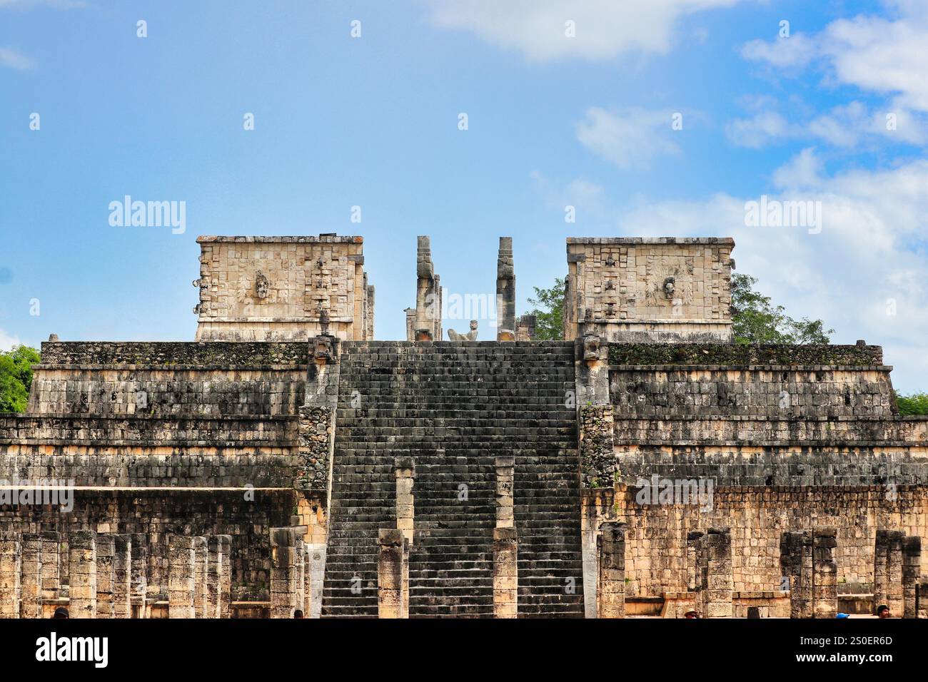 Tempel der Krieger mit der berühmten Chac Mool Statue oben, die dem Regengott im Tempelkomplex von Chichen Itza, Mexiko, gewidmet ist Stockfoto
