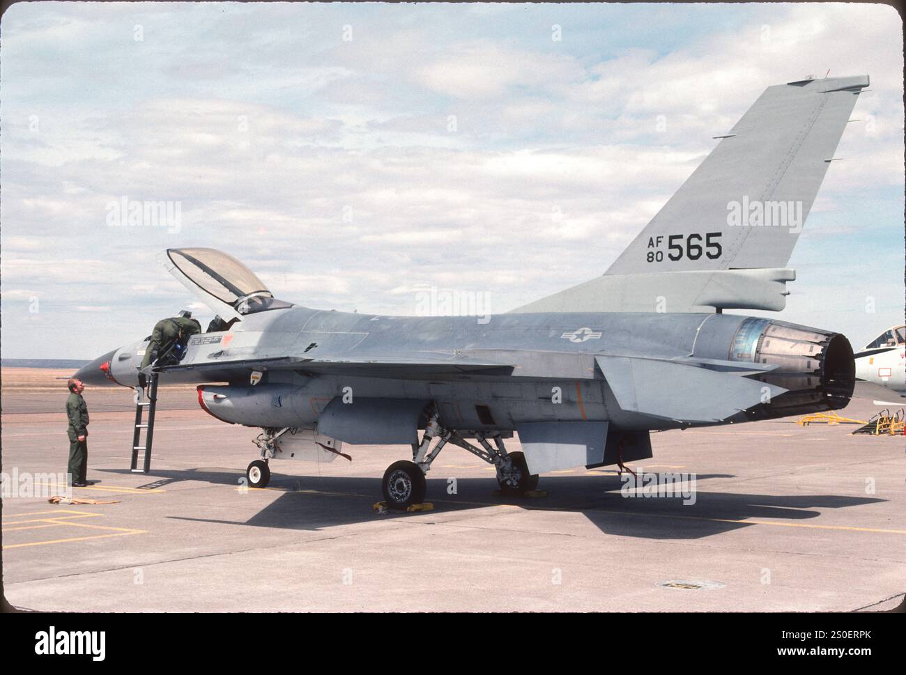 Raus mit dem Alten, rein mit dem Neuen. Keine Einheitenmarkierungen auf dieser Maschine, gerade Block 15 F-16A geliefert Eine der ersten Lieferungen an die Montana ANG 120FIG, als die Einheit von der F-106 umgebaut wurde. Die F-16 kam im April 1987 an. Stockfoto