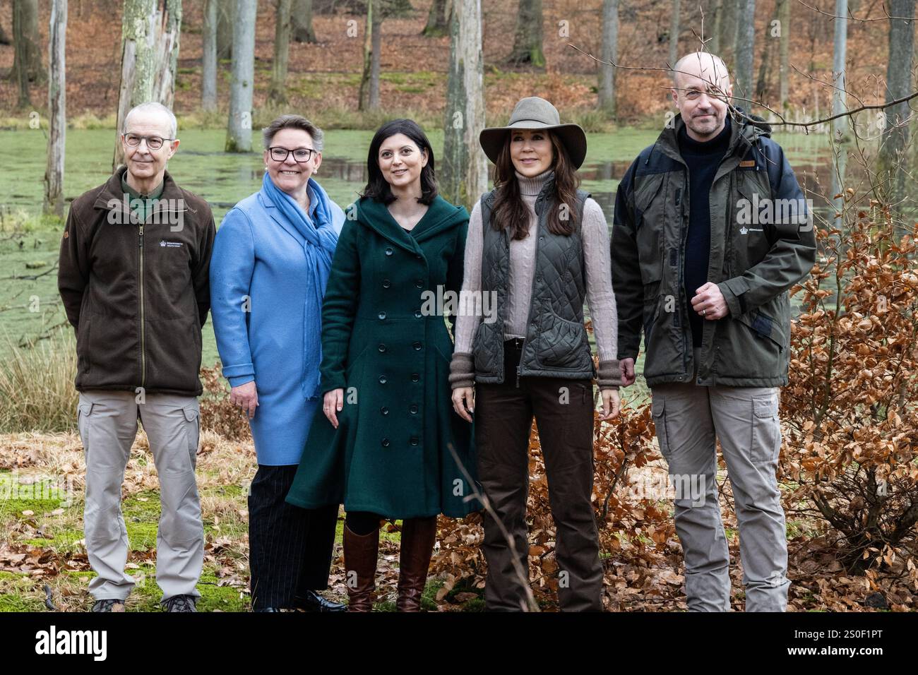 (L-R) Waldhüter Kim Søderlund, Bürgermeister der Gemeinde Rudersdal, Ann Sofie Orth, Bürgermeister der Gemeinde Lyngby-Taarbæk, Sofia Osmani, Königin Maria von Dänemark und Umweltminister Magnus Heunicke während der Einweihung eines neuen Teils von Dyrehaven nördlich von Kopenhagen mit Königin Mary und dem Umweltminister Magnus Heunicke. Mit der neuen Erweiterung wird Dyrehaven am 7. April 2024 um ein Viertel größer sein. (Foto: Kristian Tuxen Ladegaard Berg/SOPA Images/SIPA USA) Credit: SIPA USA/Alamy Live News Stockfoto