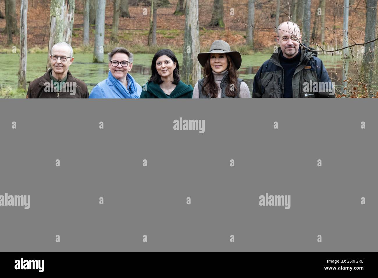 7. April 2024, NÃ¦Rum, Dänemark: (L-R) Waldhüter Kim SÃ¸derlund, Bürgermeister der Gemeinde Rudersdal, Ann Sofie Orth, Bürgermeister der Gemeinde Lyngby-TaarbÃ¦k, Sofia Osmani, Königin Maria von Dänemark und Umweltminister Magnus Heunicke bei der Einweihung eines neuen Teils ofÂ Dyrehaven, nördlich von Kopenhagen mit Königin Mary und Umweltminister Magnus Heunicke. Mit der neuen Erweiterung wird Â DyrehavenÂ am 7. April 2024 um ein Viertel größer sein. Am 7. April 2024 weihte Königin Mary und Umweltminister Magnus Heunicke eine neue Erweiterung von Dyrehaven ein Stockfoto