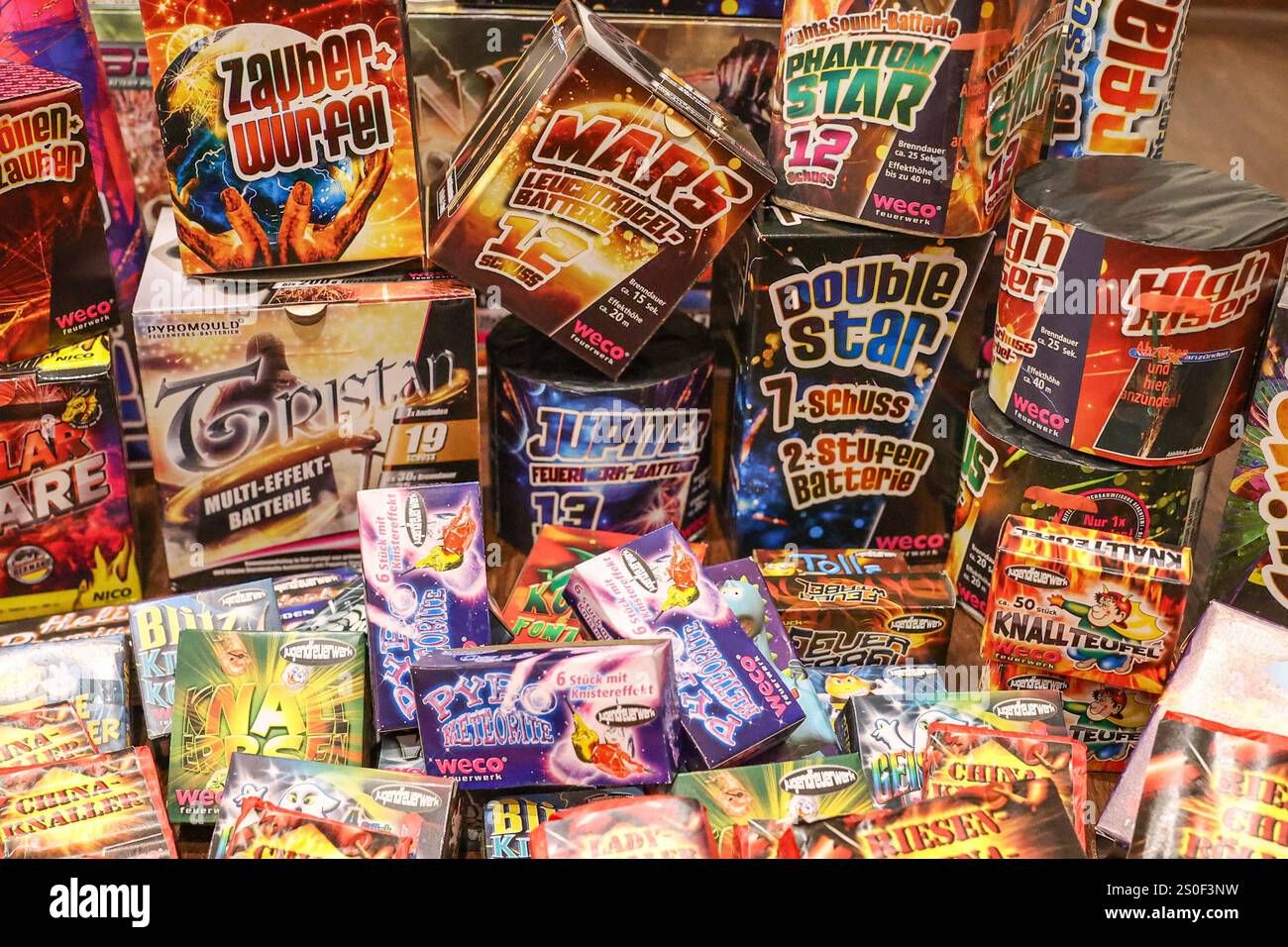 Feuerwerk Verkauf 2024 Gekaufte Feuerwerk Artikel / Pyro Sortiment für