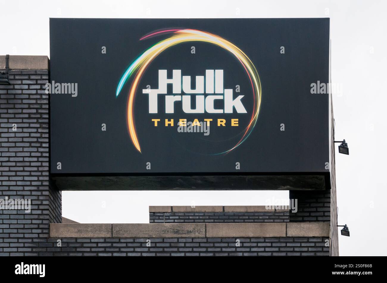 Schild für Hull Truck Theatre auf dem Theater in Ferensway, Kingston upon Hull. Stockfoto