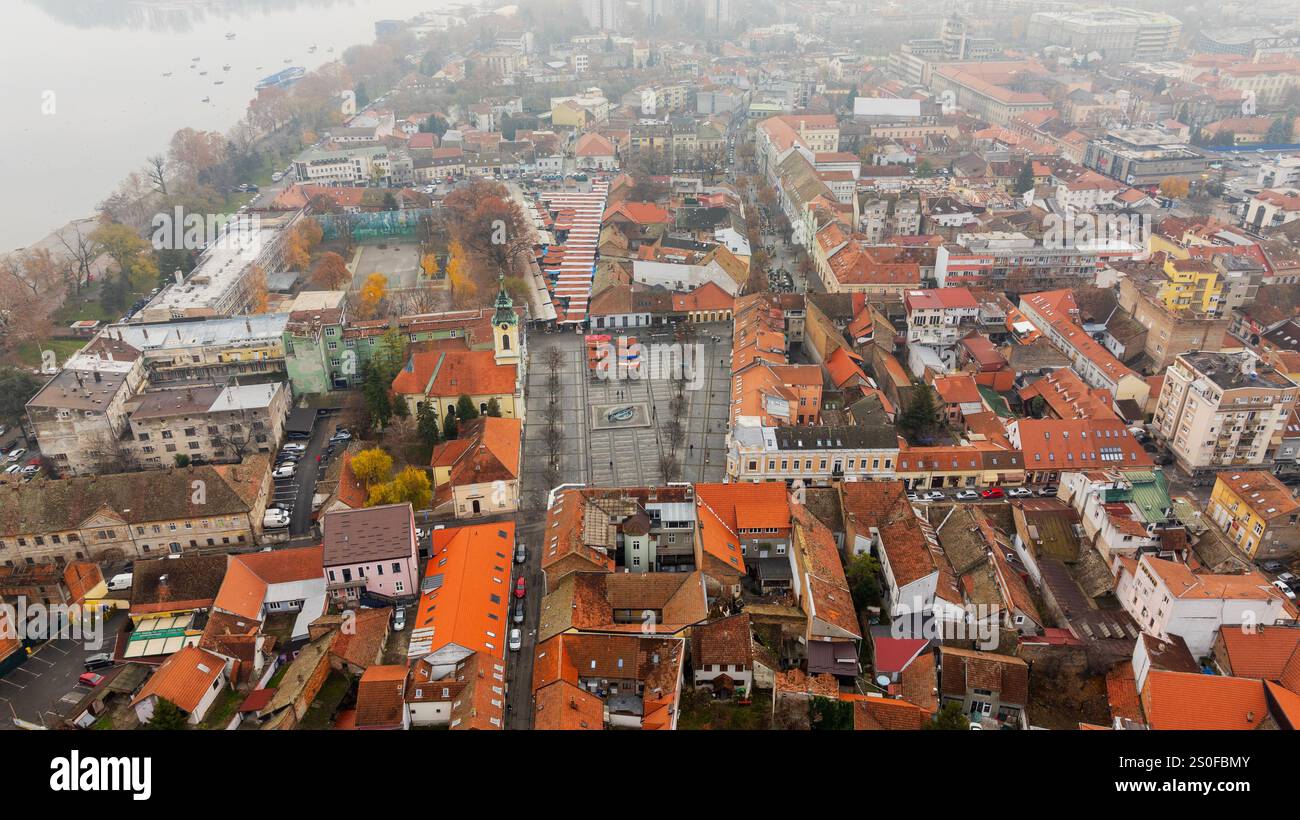 Erkunden Sie die Skyline von Belgrad: Ein Panoramablick auf die Stadtlandschaft entlang der Donau, vom Aussichtspunkt des berühmten Wahrzeichens - dem Gardos-Turm Stockfoto