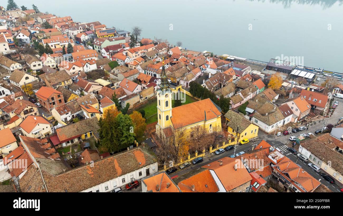 Erkunden Sie die Skyline von Belgrad: Ein Panoramablick auf die Stadtlandschaft entlang der Donau, vom Aussichtspunkt des berühmten Wahrzeichens - dem Gardos-Turm Stockfoto