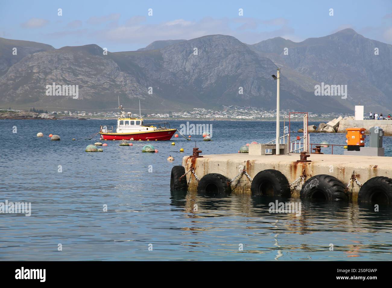 Blick auf Hermanus vom New Harbour Kai in Walker Bay an der Südküste des Westkap in Südafrika Stockfoto