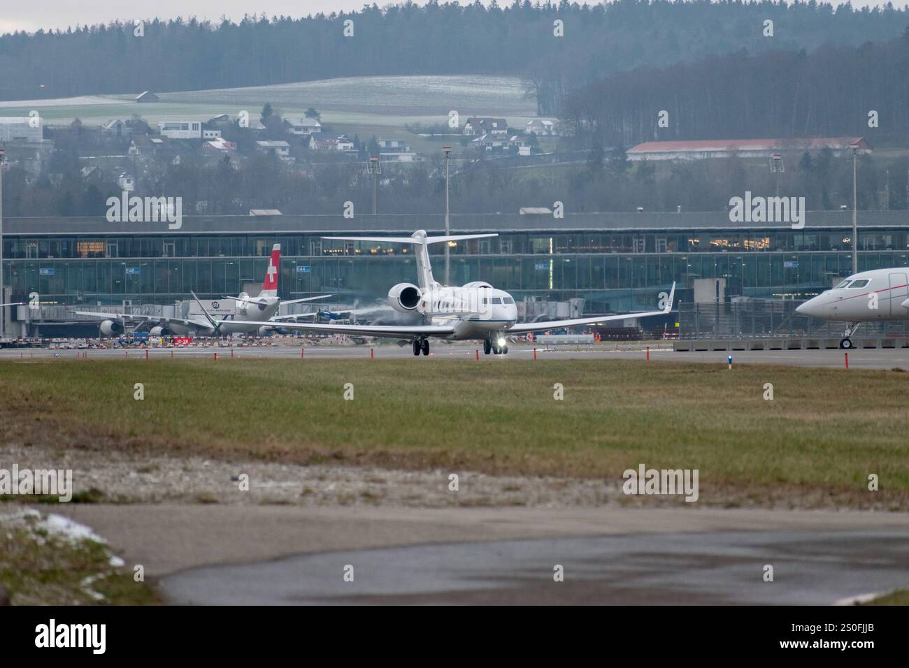 Zürich, Schweiz, 15. Januar 2024 Business Aircraft bewegt sich auf dem Weltwirtschaftsforum in Davos an seine Position Stockfoto