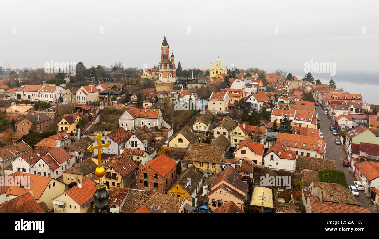 Erkunden Sie die Skyline von Belgrad: Ein Panoramablick auf die Stadtlandschaft entlang der Donau, vom Aussichtspunkt des berühmten Wahrzeichens - dem Gardos-Turm Stockfoto