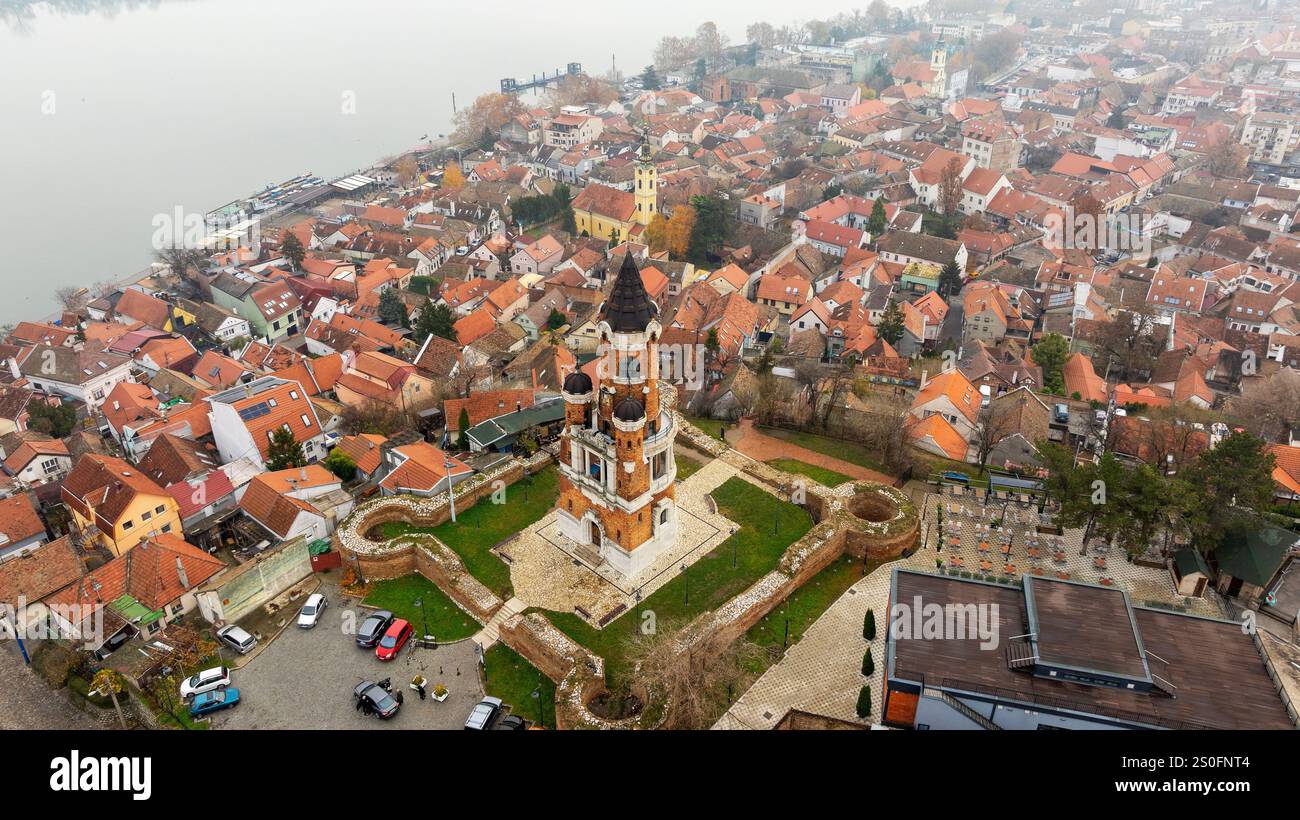 Erkunden Sie die Skyline von Belgrad: Ein Panoramablick auf die Stadtlandschaft entlang der Donau, vom Aussichtspunkt des berühmten Wahrzeichens - dem Gardos-Turm Stockfoto