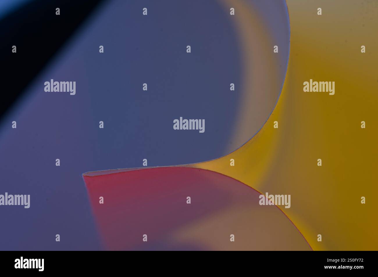 Blaues, gelbes und rotes Licht durch eine dünne Linie getrennt Stockfoto Blaues, gelbes und rotes Licht durch eine dünne Linie getrennt Stockfoto