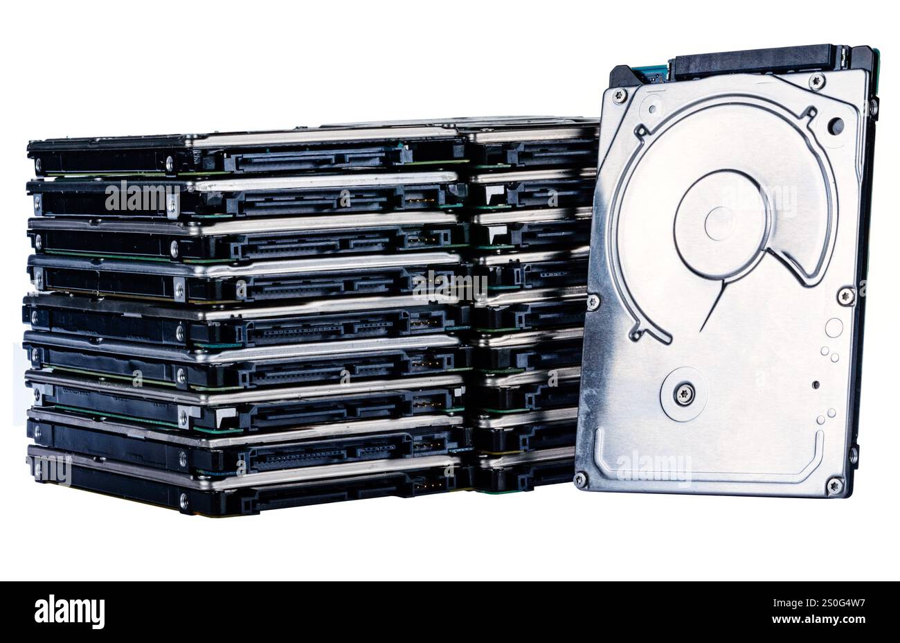 Tonnen von nicht funktionsfähiger Festplatte auf weißem Hintergrund Stockfoto