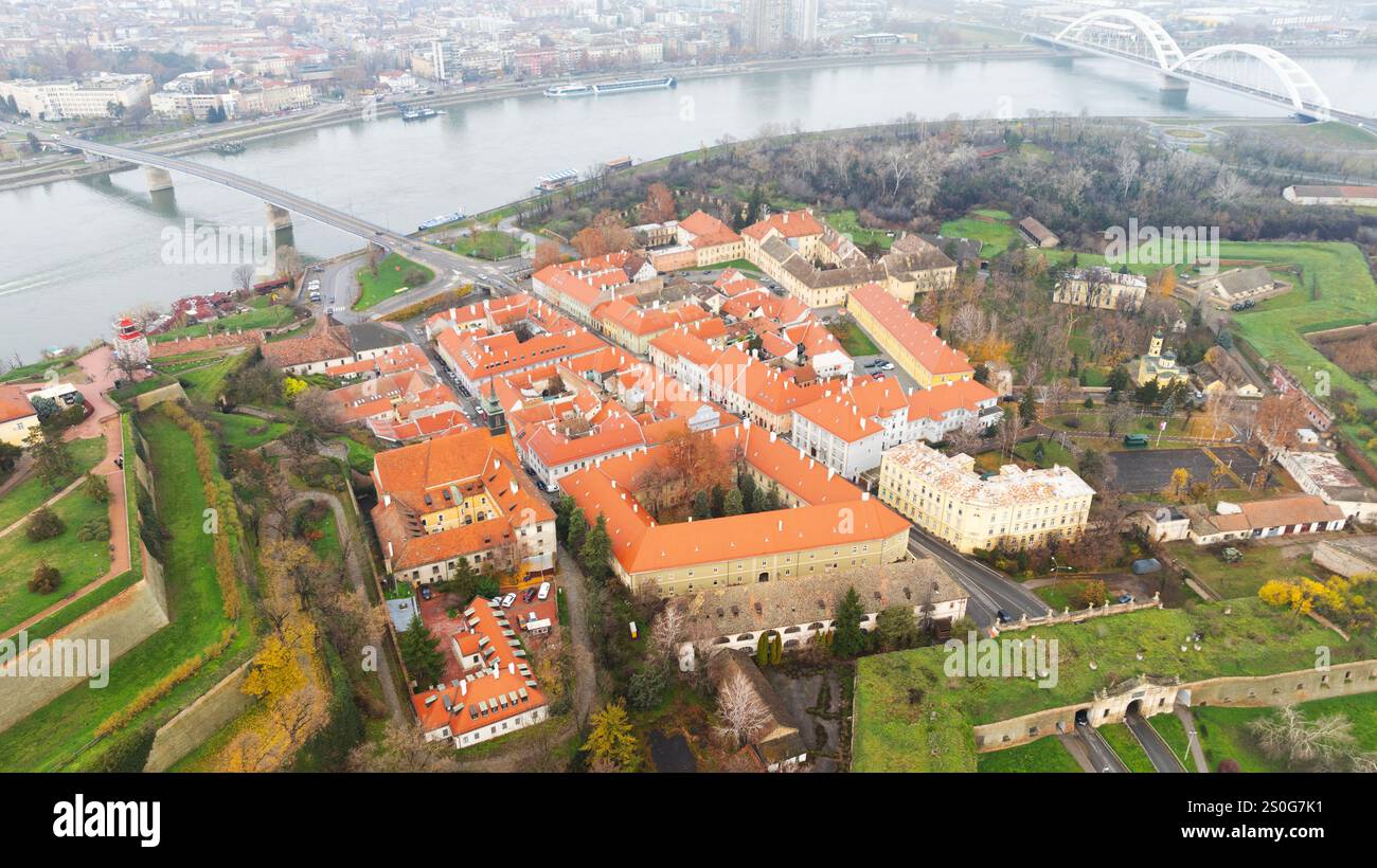 Aus der Vogelperspektive der alten Petrovaradin-Festung von Novi Sad in Serbien Stockfoto