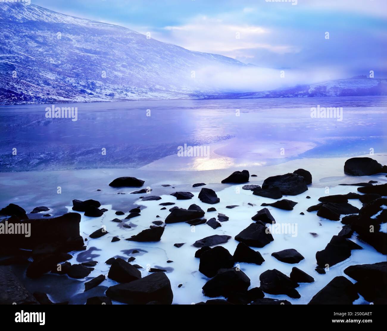 Ein frostiger Blick auf Llyn Mymbyr im Herzen von Snowdonia in Nordwales, Großbritannien. Stockfoto