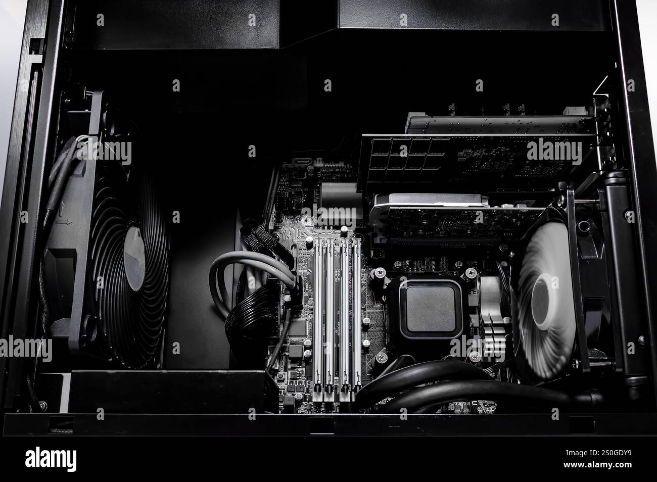 Nahaufnahme eines Teils der Hauptplatine vom Laptop zeigt eine grüne CPU auf der Platine Stockfoto