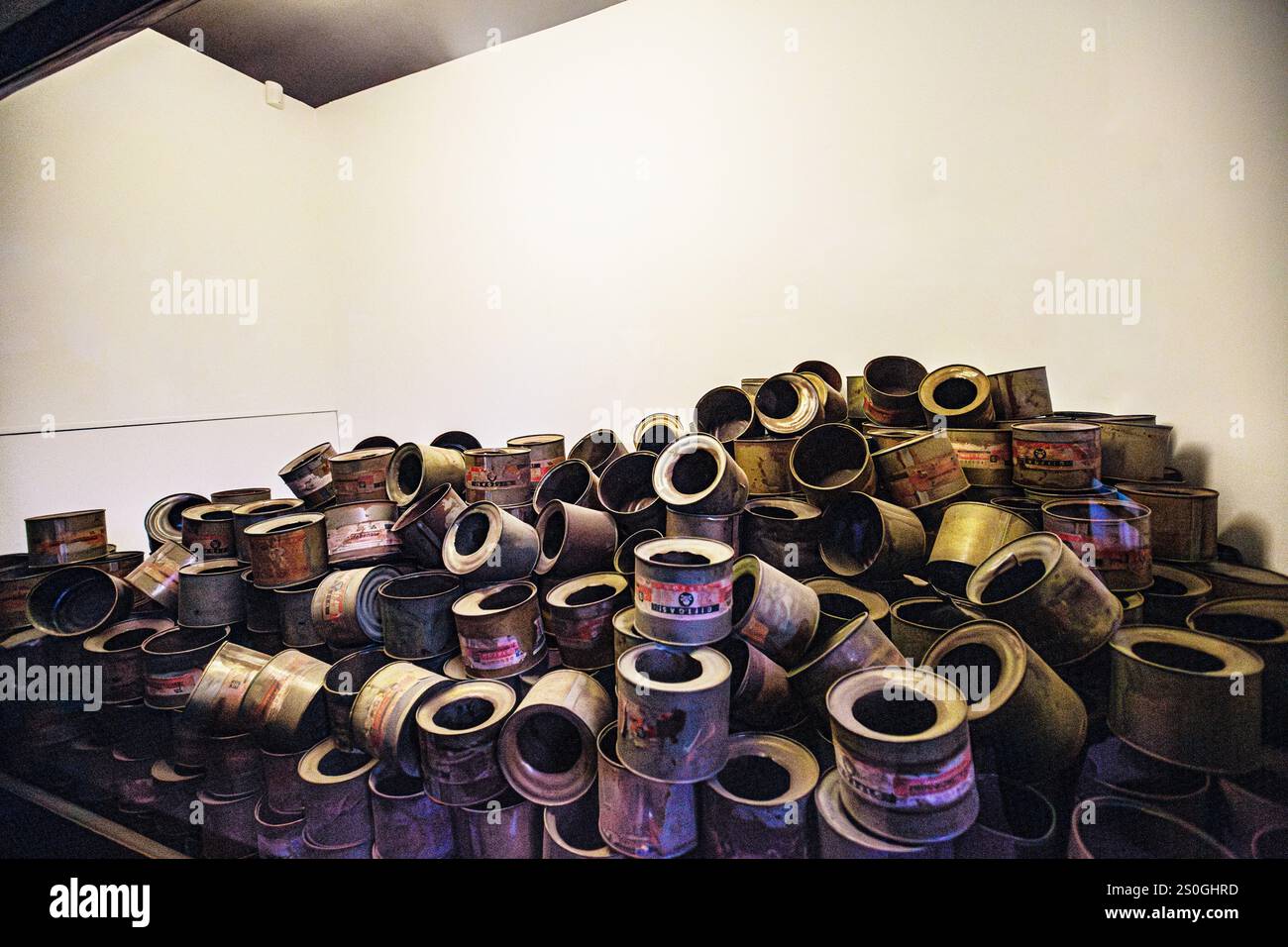 Der Beweis des Horrors: Zyklon B Kanister (Staatliches Museum Auschwitz-Birkenau, Polen) Stockfoto