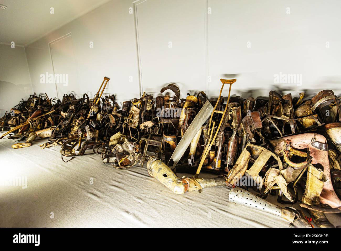 Stille Zeugen: Prothesen von Holocaust-Opfern (Staatliches Museum Auschwitz-Birkenau, Polen) Stockfoto