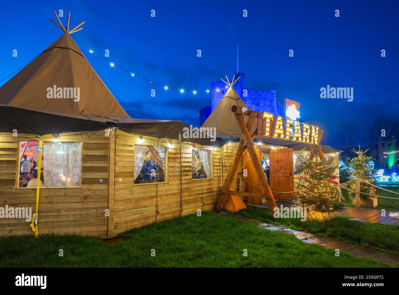 Biertaverne (Tafarn) auf dem Cardiff Castle Christmas Market 2024. Wales, Großbritannien Stockfoto