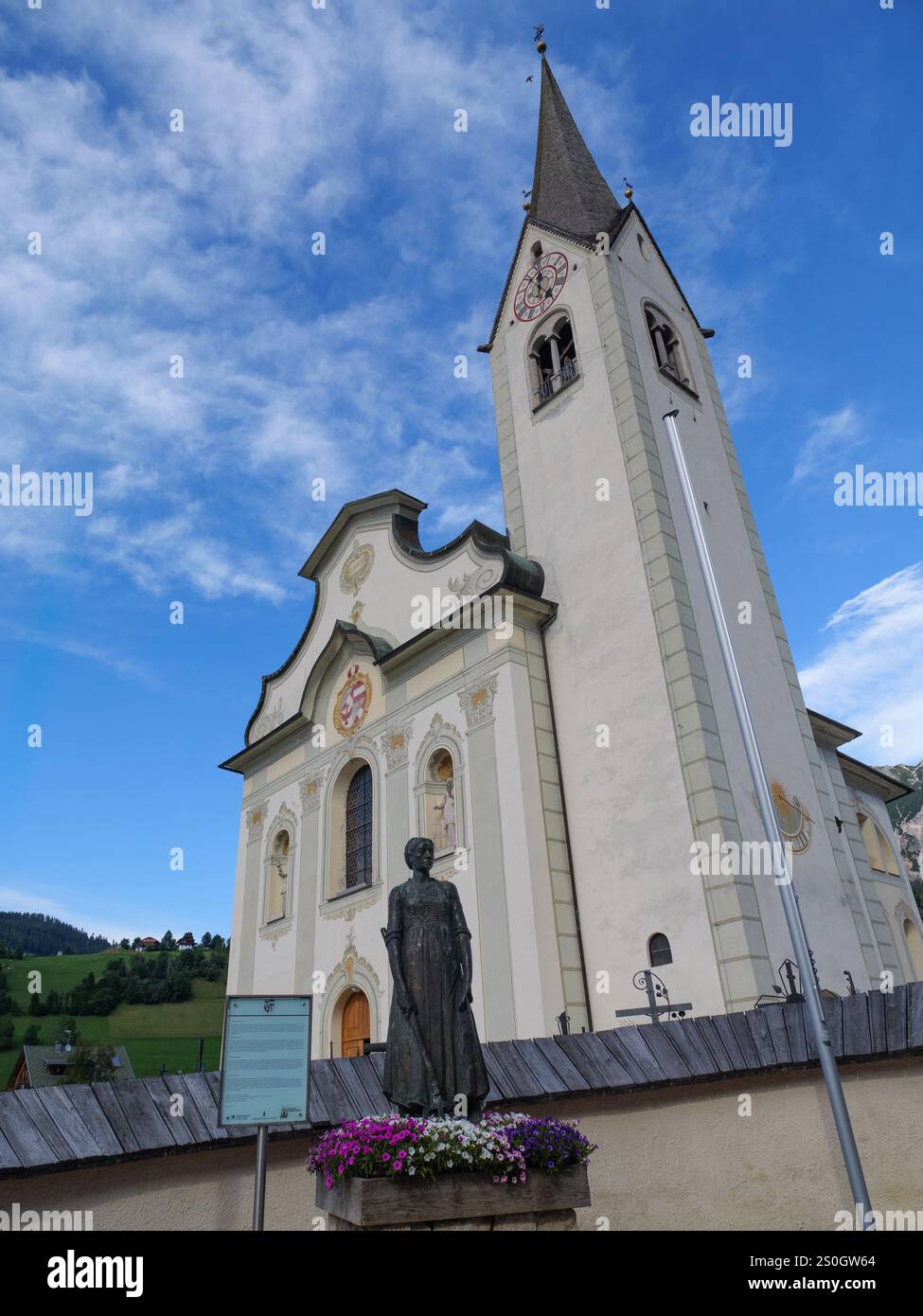 Kirche San Vigilio in Marebbe - gotischer Stil - in Alta Badia, Italien. Stockfoto