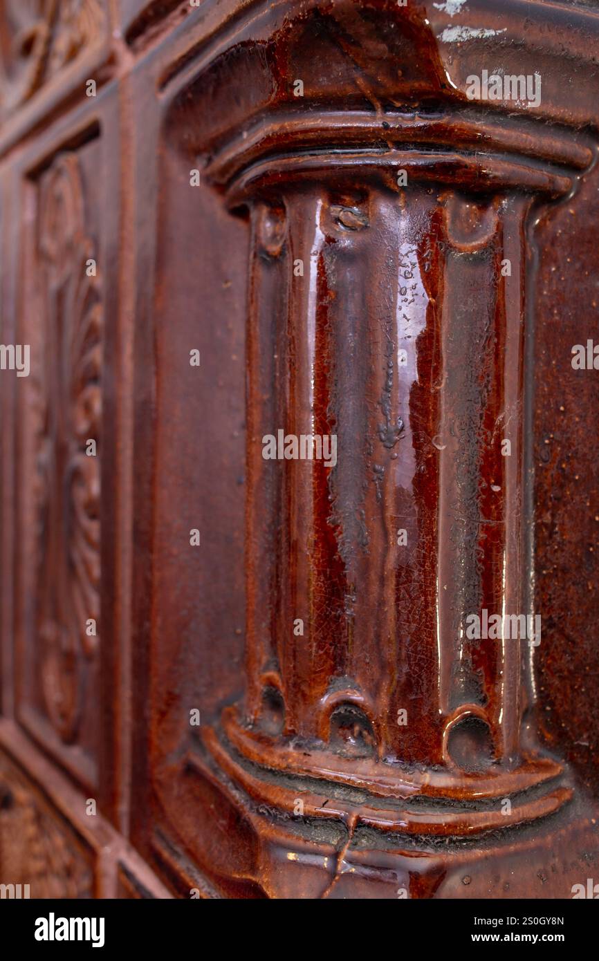 Terracotta-Säulenstruktur, auf einem rumänischen Heizofen, weicher Fokus Stockfoto