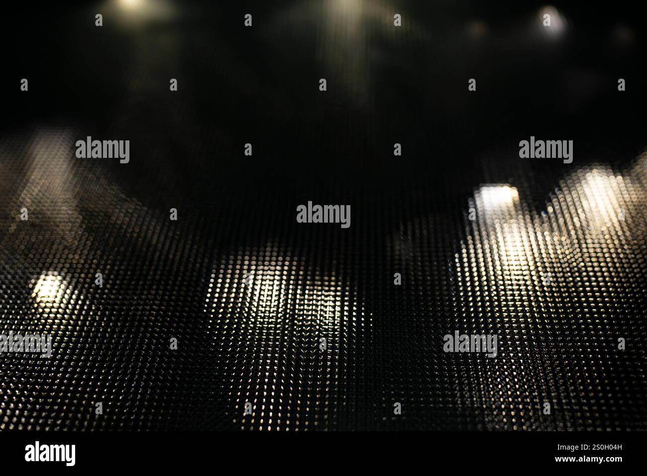 Weihnachtliche LED-Lichter, gesehen durch Wellglas, abstrakt strukturierter Effekt auf Schwarz Stockfoto