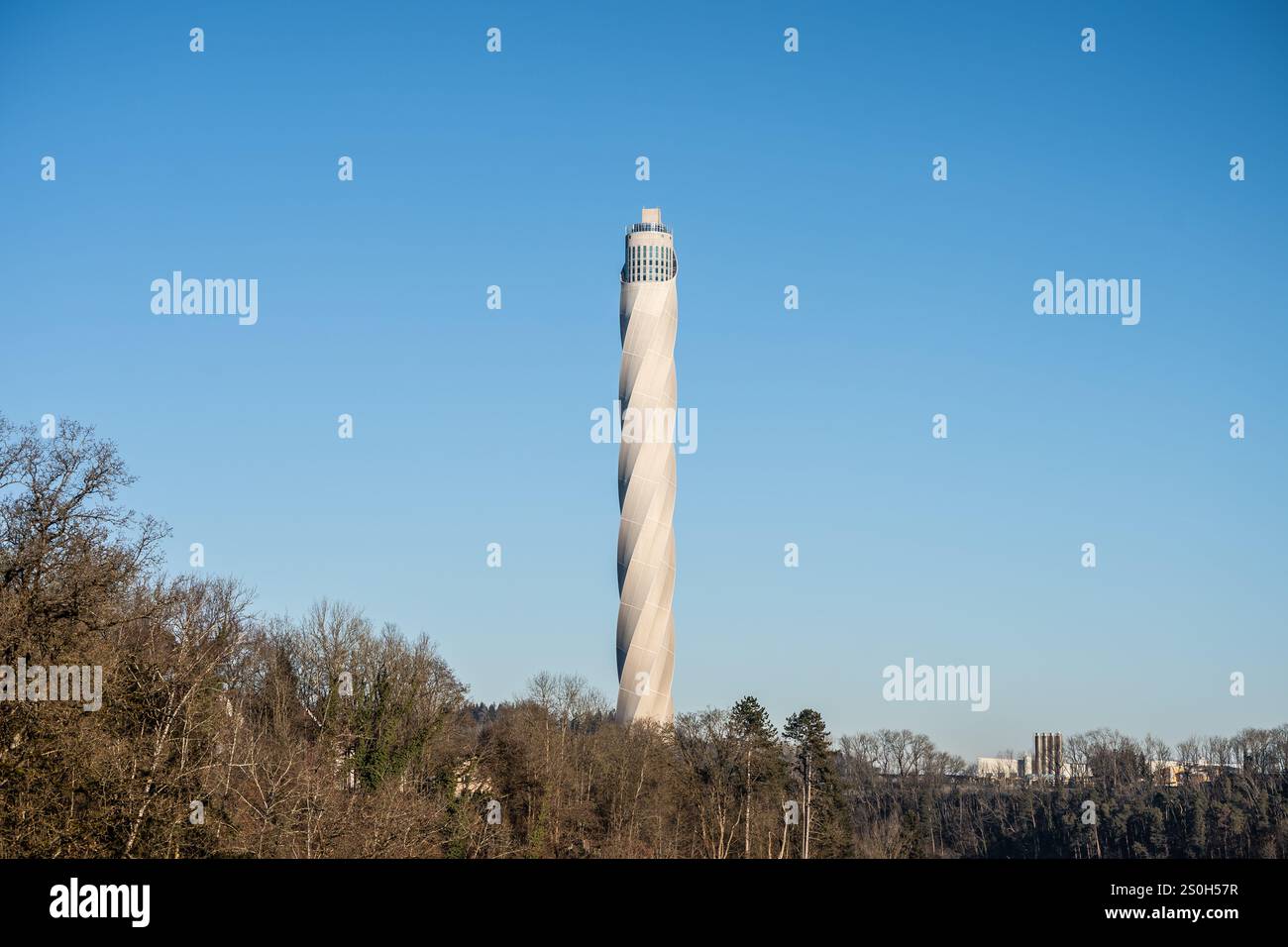 SYMBOL - 28. Dezember 2024, Baden-Württemberg, Rottweil: Der Testturm TK-Elevator wird im Morgenlicht vor blauem Himmel von der Sonne beleuchtet. Foto: Silas Stein/dpa Stockfoto