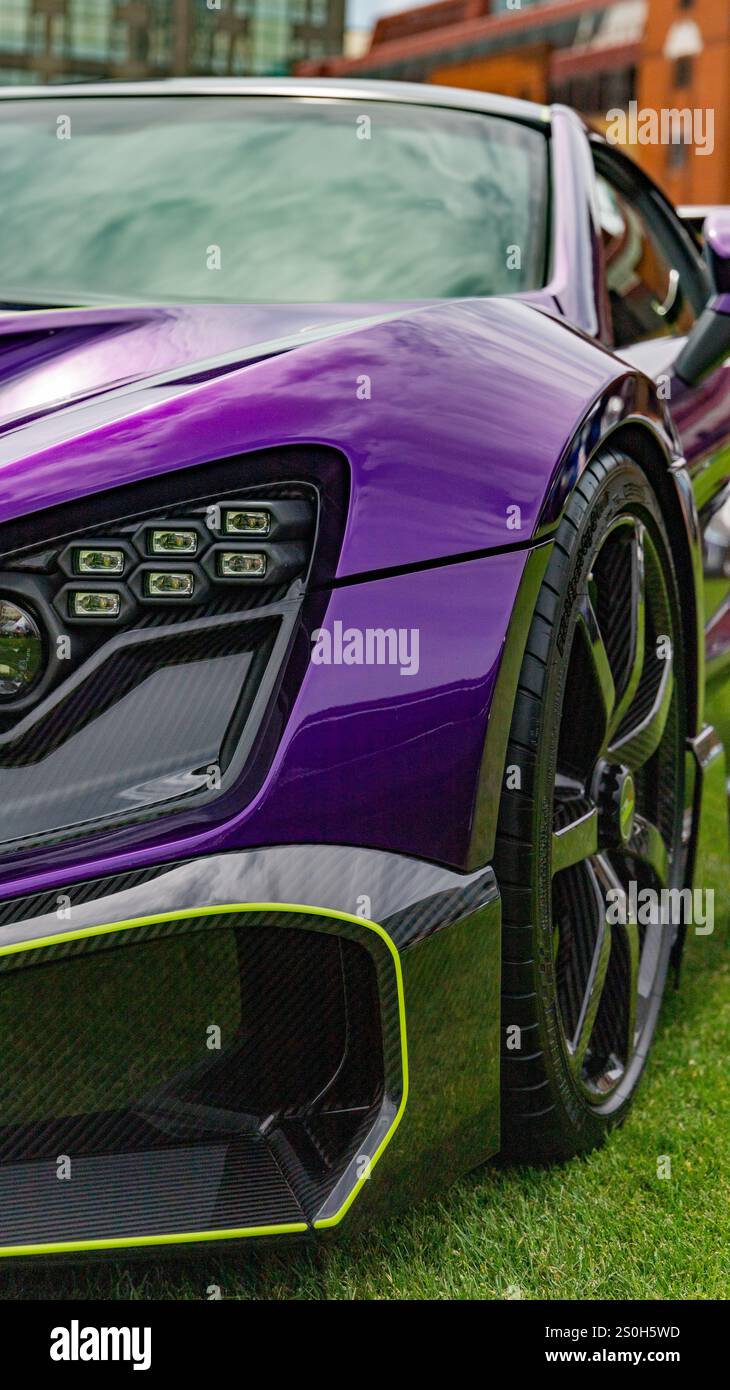 Ein purpurroter Supersportwagen beim London Concours 2024 Stockfoto