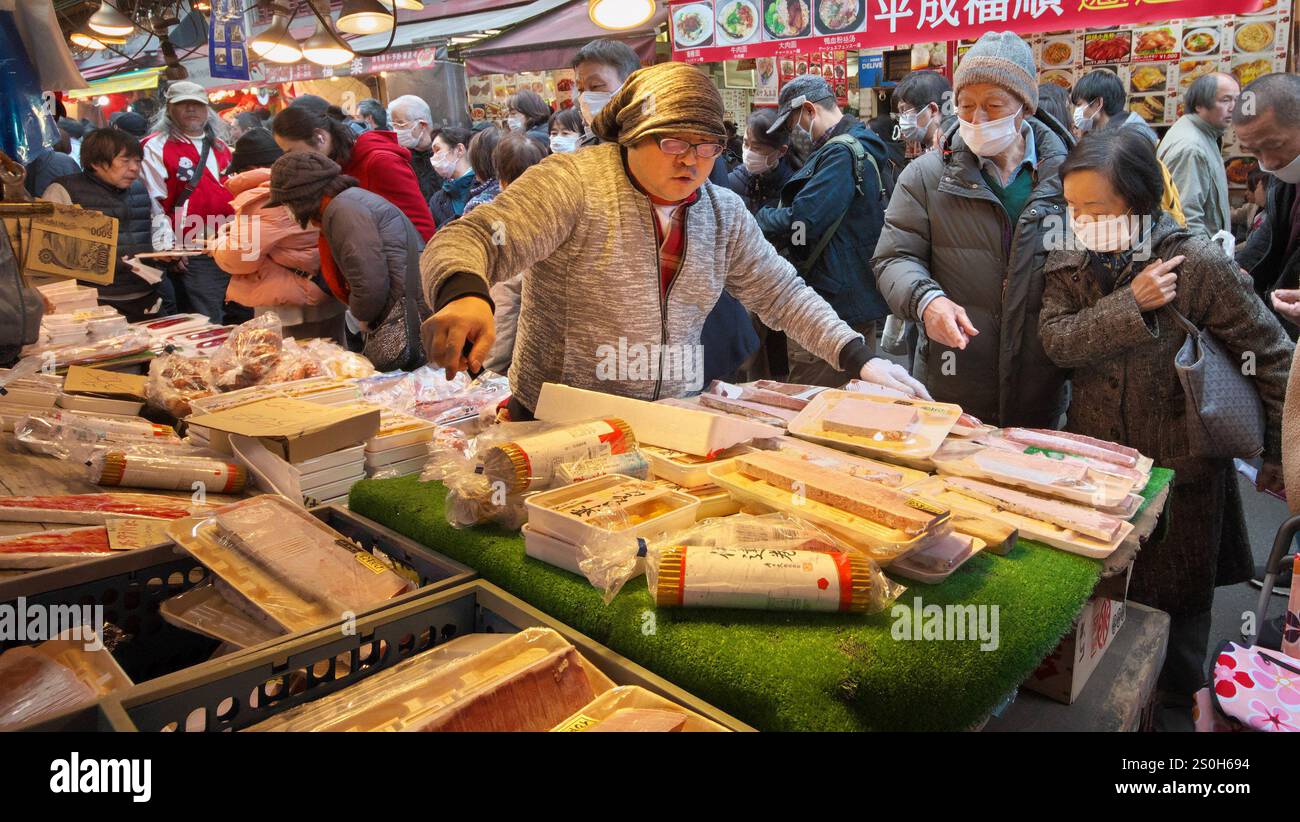 Tokio, Japan. Dezember 2024. In der Einkaufsstraße Ameyoko werden am Samstag, den 28. Dezember 2024 in Tokio, Japan, Händler für Lebensmittel und Waren verkauft. Foto: Keizo Mori/UPI Credit: UPI/Alamy Live News Stockfoto