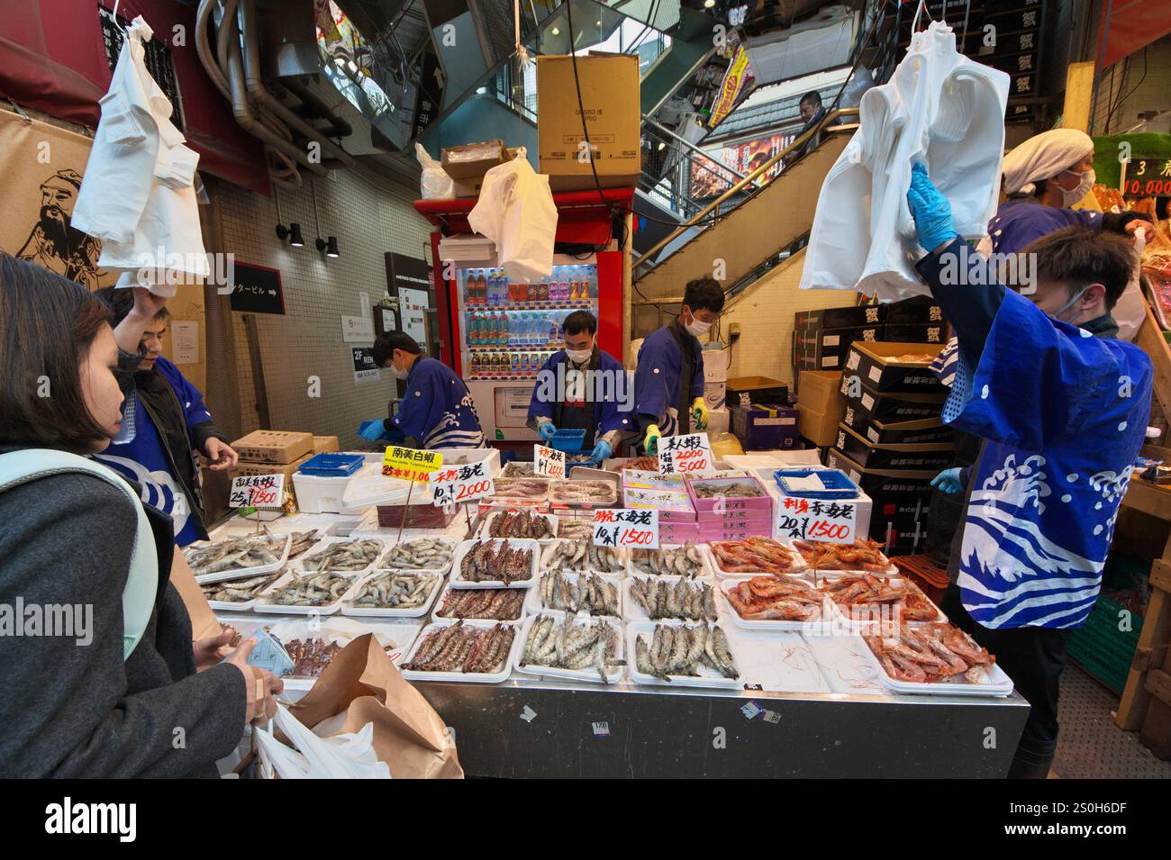 Tokio, Japan. Dezember 2024. In der Einkaufsstraße Ameyoko werden am Samstag, den 28. Dezember 2024 in Tokio, Japan, Händler für Lebensmittel und Waren verkauft. Foto: Keizo Mori/UPI Credit: UPI/Alamy Live News Stockfoto