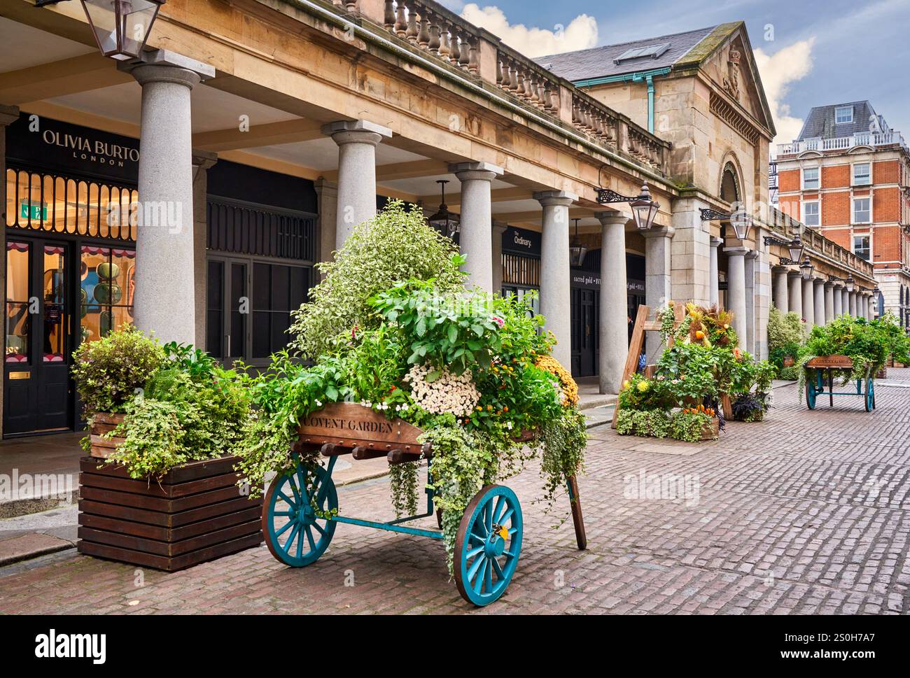 Wagen mit Blumen und Pflanzen, The Covent Garden Market, London, England, Großbritannien Stockfoto