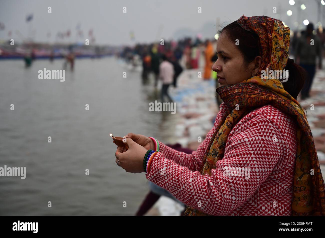 Prayagraj, Uttar Pradesh, Indien. Dezember 2024. Prayagraj: Geweihte Gebete in Sangam vor Maha Kumbh 2025 in Prayagraj am Samstag, 28. Dezember 2024. (Kreditbild: © Prabhat Kumar Verma/ZUMA Press Wire) NUR REDAKTIONELLE VERWENDUNG! Nicht für kommerzielle ZWECKE! Stockfoto