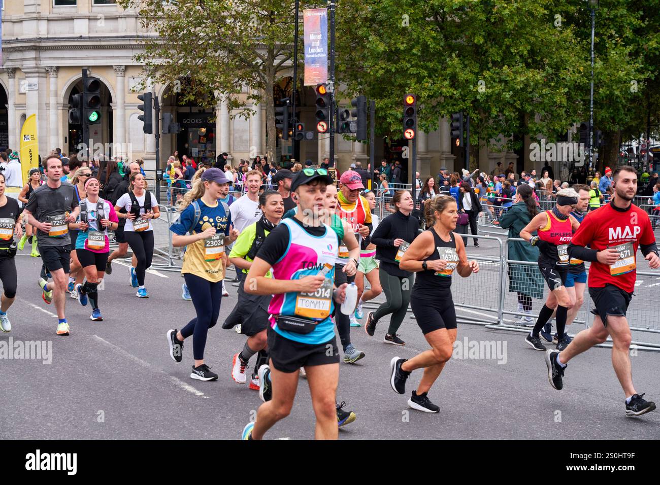 Der Royal Parks Half Marathon am Sonntag, den 13. Oktober 2024, Trafalgar Square, London, England, Großbritannien Stockfoto