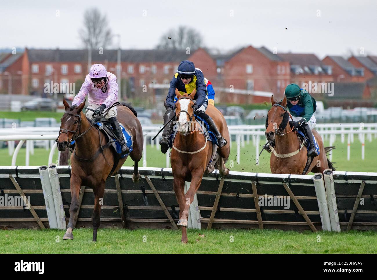 Newbury, Großbritannien. Samstag, 28. Dezember 2024. Jipcot und Kielan Woods gewinnen den Coral Racing Club, der für Trainer Jonjo & A,J. für die Freie Handicap-Hürde beitreten wird O'Neill und die Besitzer der Megsons. Credit JTW equine Images / Alamy Live News Stockfoto