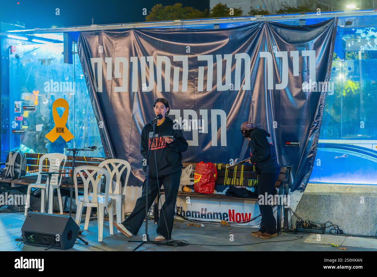 Haifa, Israel - 26. Dezember 2024: Jugendarbeit Zohar Lev spricht in einer Versammlung zur Unterstützung der Geiseln in Haifa, Israel Stockfoto