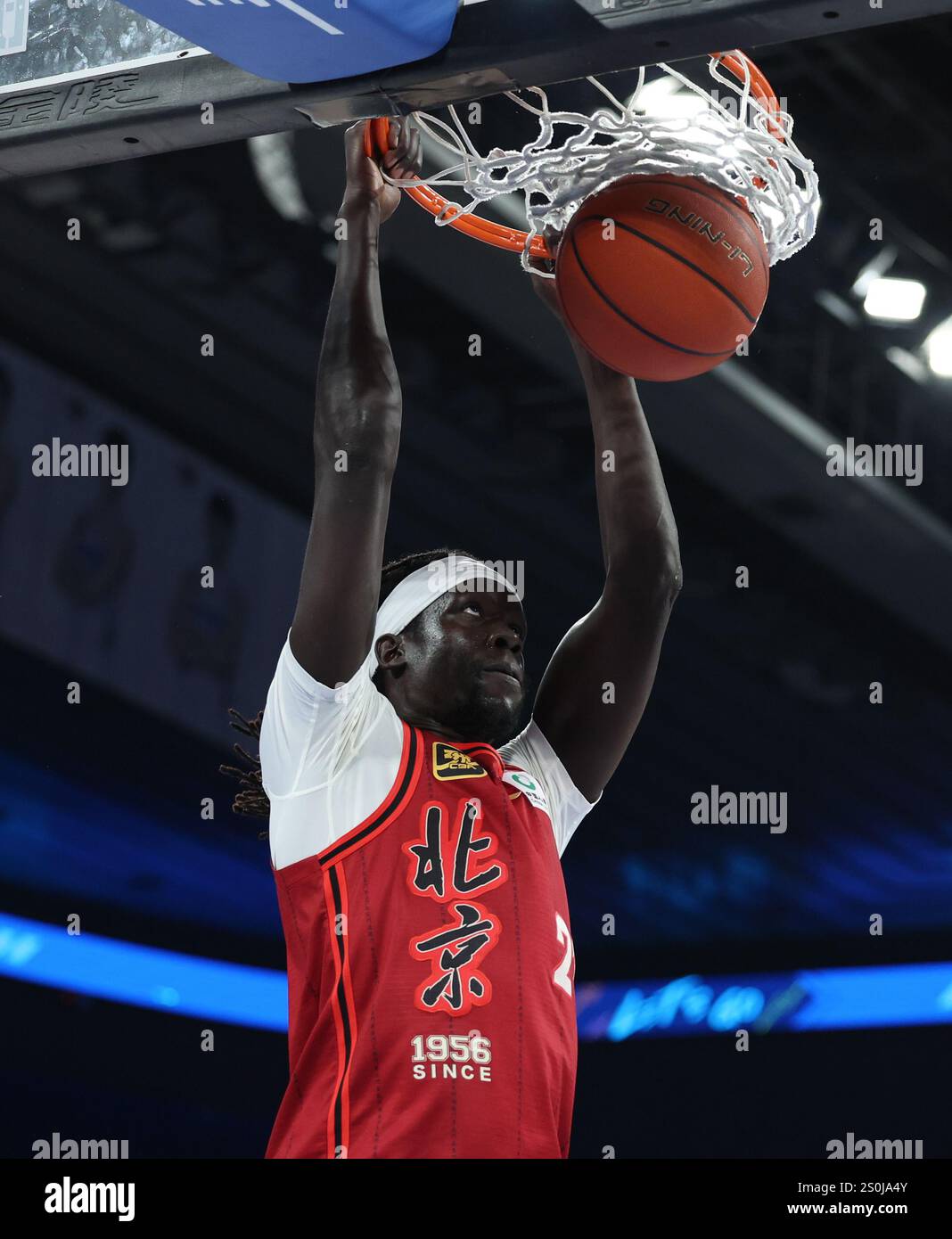 Peking, China. Dezember 2024. Nuni Omot von Peking Ducks dunkelt während eines Spiels zwischen Peking Ducks und Nanjing Monkey Kings in der Saison 2024-2025 der Chinese Basketball Association (CBA) Liga in Peking, China, 28. Dezember 2024. Quelle: Wang Kaiyan/Xinhua/Alamy Live News Stockfoto