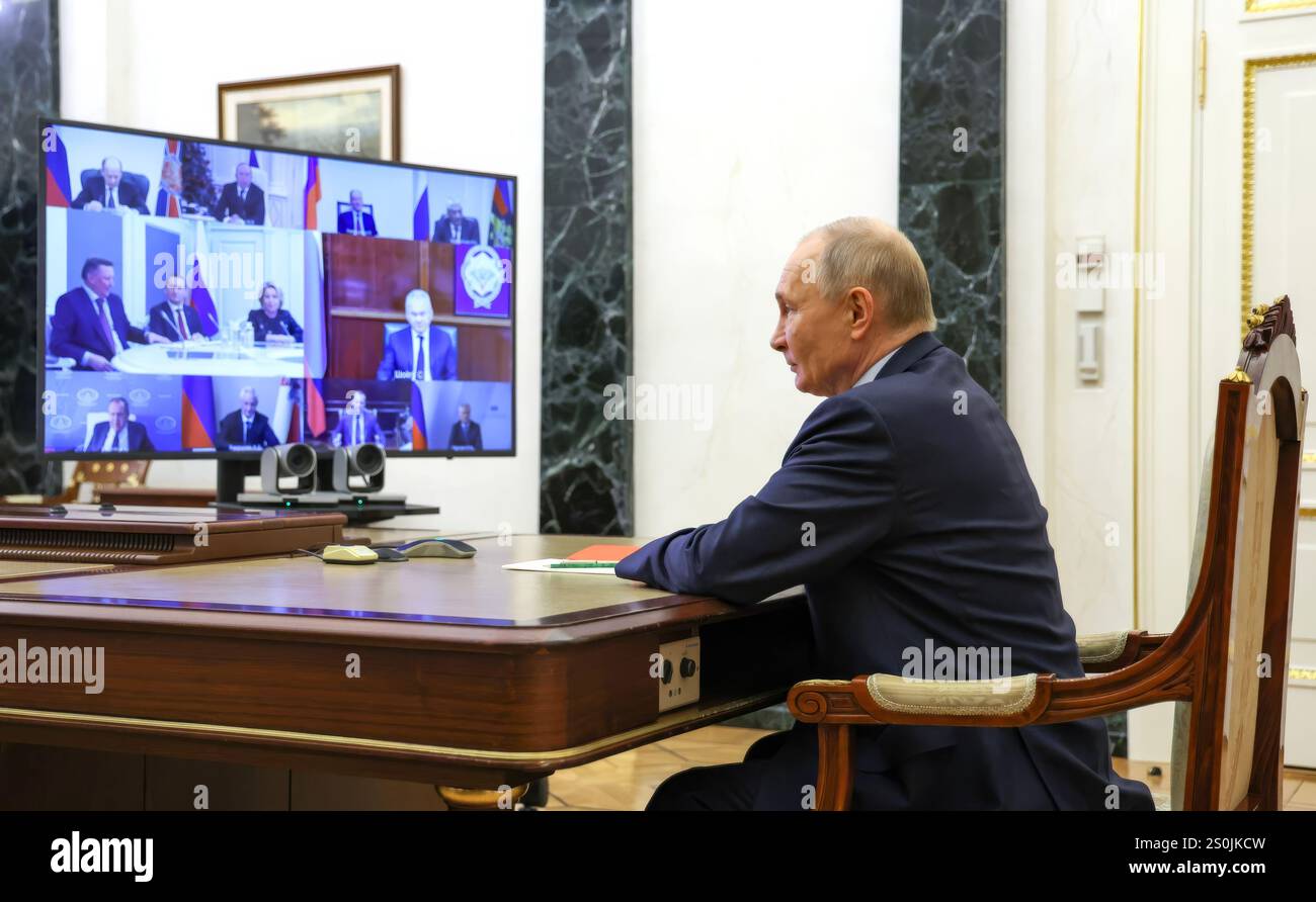 Moskau, Russland. Dezember 2024. Der russische Präsident Wladimir Putin führt am 28. Dezember 2024 in Moskau den Vorsitz einer Sitzung der ständigen Mitglieder des Sicherheitsrats des Kreml. Putin entschuldigte sich später für den Absturz eines Passagierflugzeugs der Aserbaidschan Airlines. Quelle: Alexander Kazakov/Kreml Pool/Alamy Live News Stockfoto