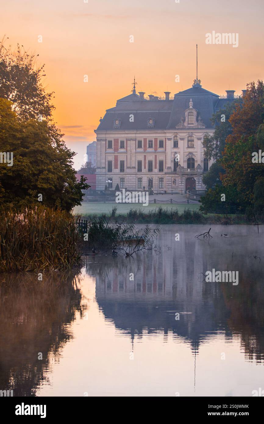 Majestätisches Schloss Pszczyna über dem Nebelsee bei Sonnenaufgang - bezaubernde Morgenszene Stockfoto