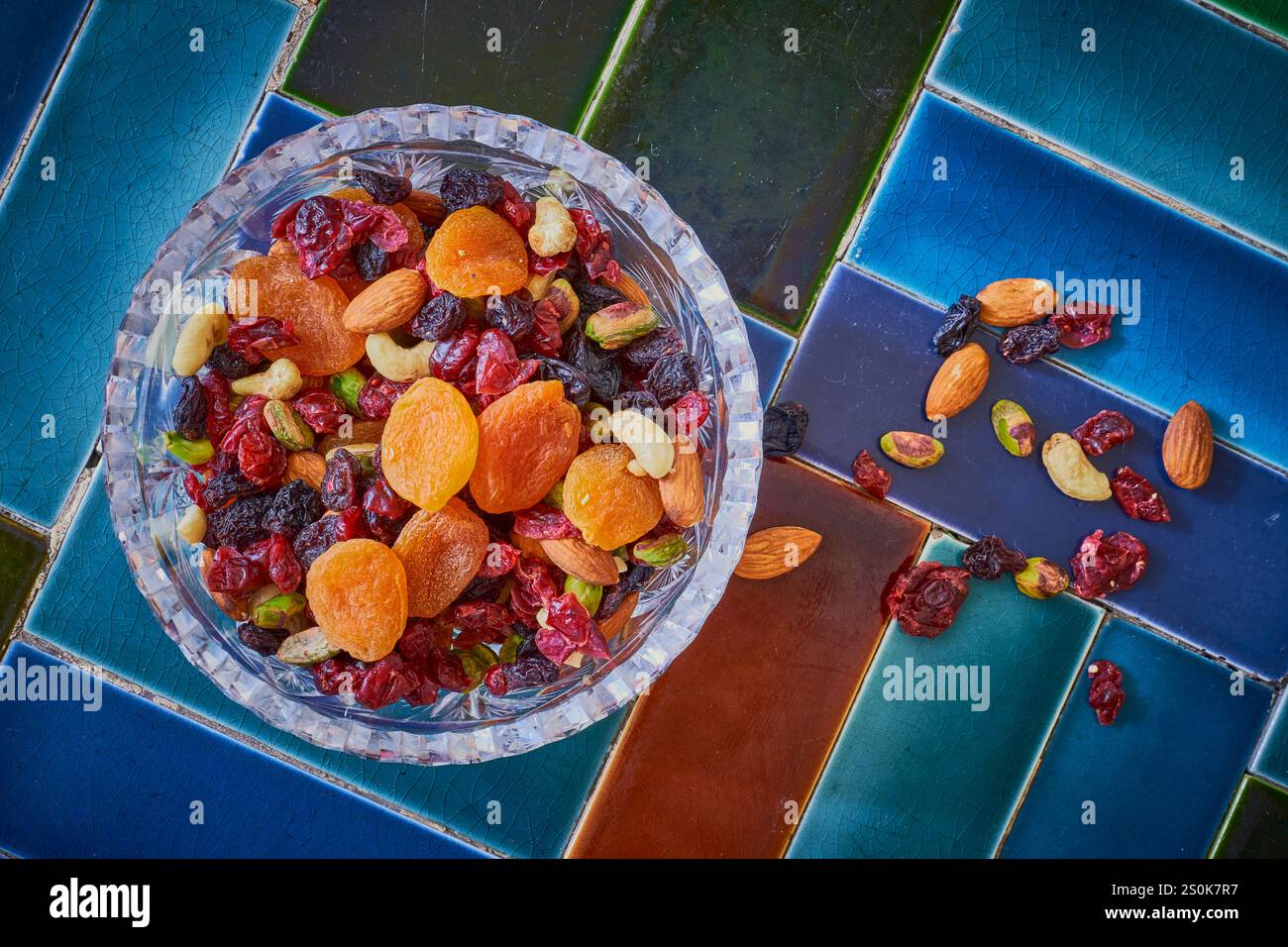 Gesunder Nuss- und Obstsnack in einer Glasschale Stockfoto