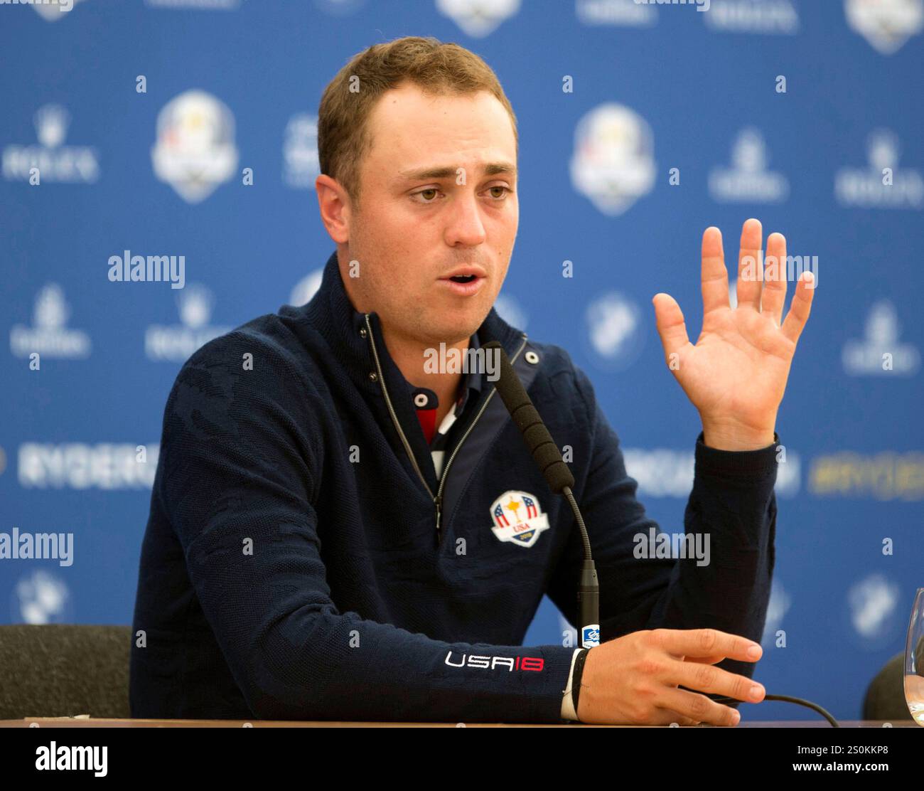 26. September 2018; Paris, FRA; Justin Thomas spricht auf seiner Pressekonferenz nach einer Ryder Cup-Übungsrunde im Le Golf National. Stockfoto