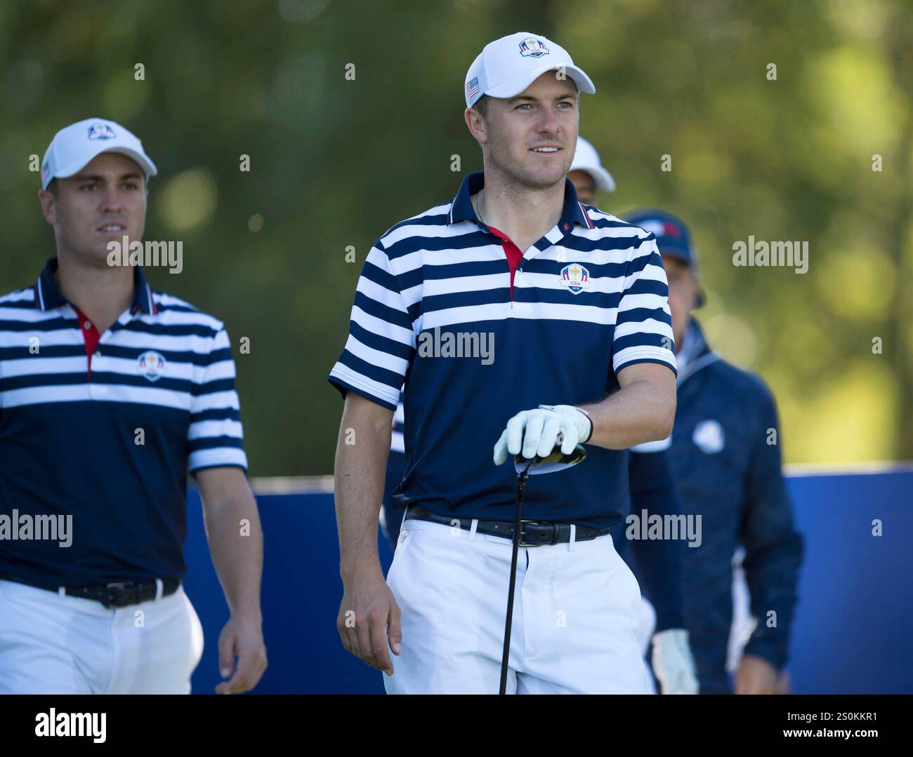 26. September 2018; Paris, FRA; Jordan Spieth sieht seinen Abschlag am 14. Mit Justin Thomas hinter sich während einer Trainingsrunde im Ryder Cup im Le Golf National. Stockfoto