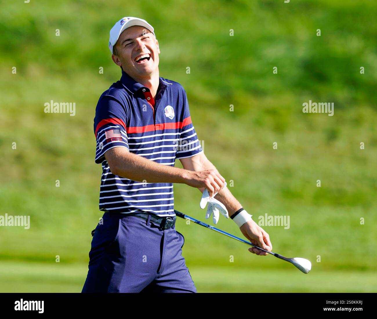 27. September 2018; Paris, FRA; Jordan Spieth lacht während einer Ryder Cup-Übungsrunde im Le Golf National. Obligatorisch Stockfoto