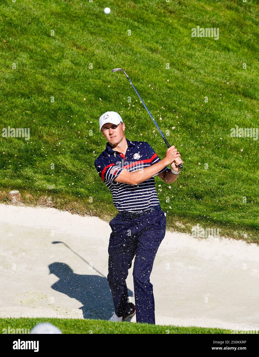 27. September 2018; Paris, FRA; Jordan Spieth spielt aus einem Bunker am 1. Platz während einer Ryder Cup-Übungsrunde im Le Golf National. Stockfoto