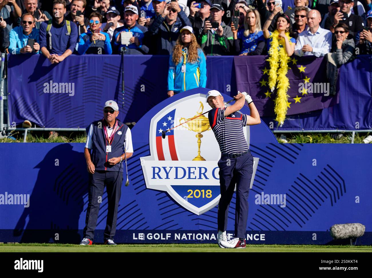 27. September 2018; Paris, FRA; Jordan Spieth schlägt am 1. Platz während einer Trainingsrunde im Ryder Cup im Le Golf National ab. Stockfoto