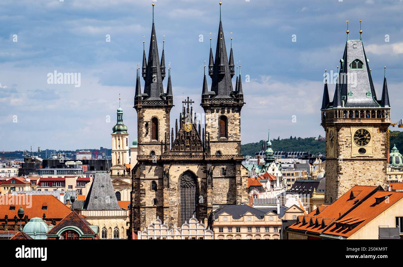 Ein Panoramablick auf die Prager Skyline mit den berühmten Türmen der Marienkirche und dem Altstädter Rathausturm. Die Szene fängt eine Mischung aus ein Stockfoto