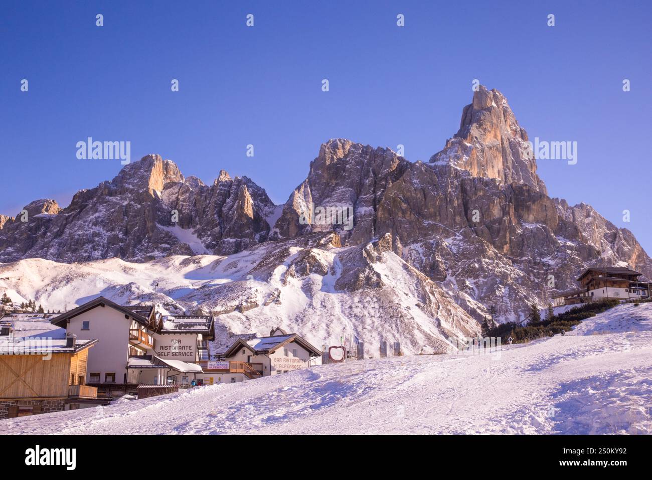 Pale di San Martino e il Cimon della Pala sulle dolomiti viste dal Passo Rolle durante giornata di Sole e cielo blu -paesaggio innevato Stockfoto