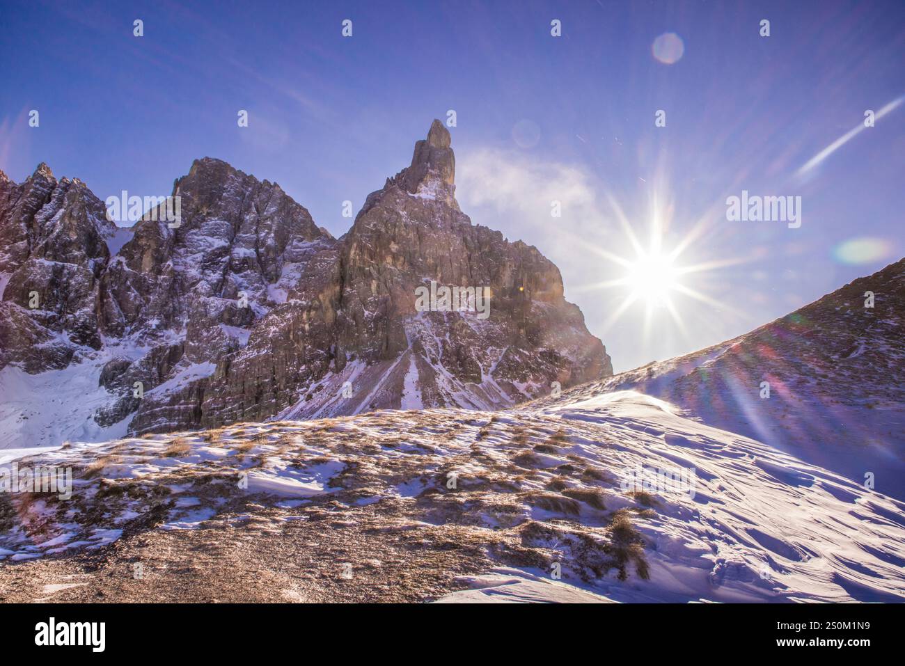Pale di San Martino e il Cimon della Pala sulle dolomiti viste dal Passo Rolle durante giornata di Sole e cielo blu - paesaggio innevato Stockfoto